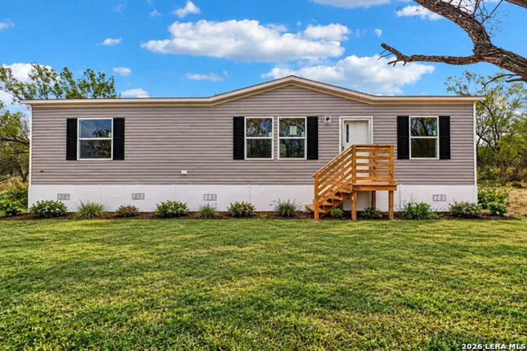172 County Road 2667, Devine