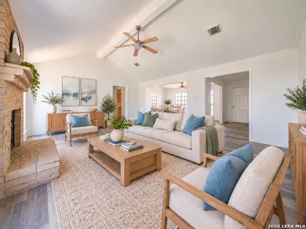 475 Fm 2200 W, Devine