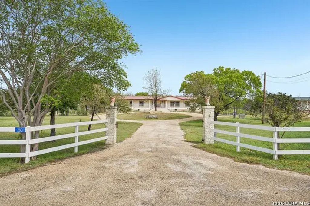 250 Wharton Rd, Kerrville