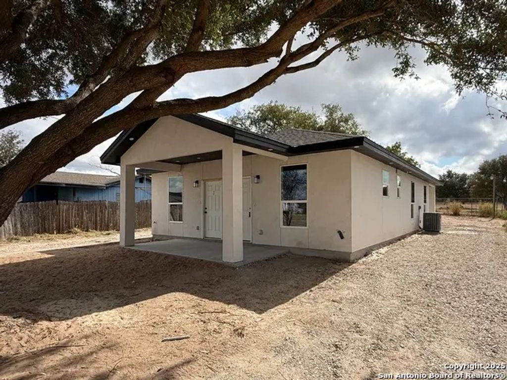 3274 Interstate 35 N, Natalia