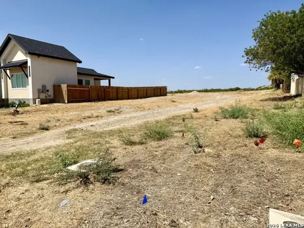 843 Ceniza Dr, Eagle Pass