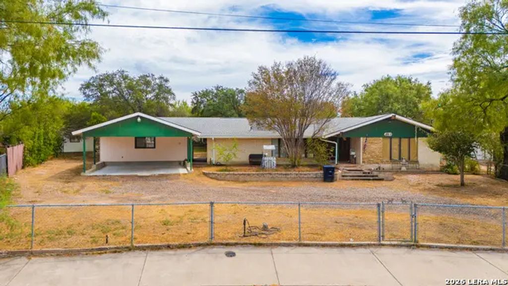 443 Adolphus Street, Eagle Pass
