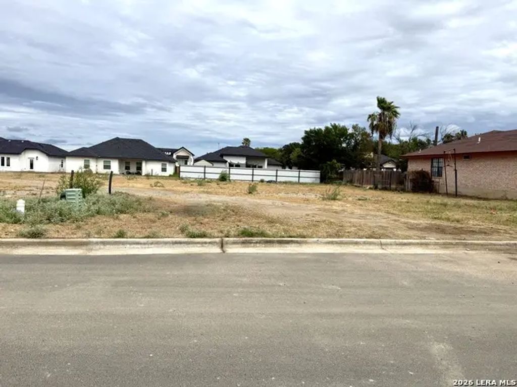749 Encinal Dr, Eagle Pass
