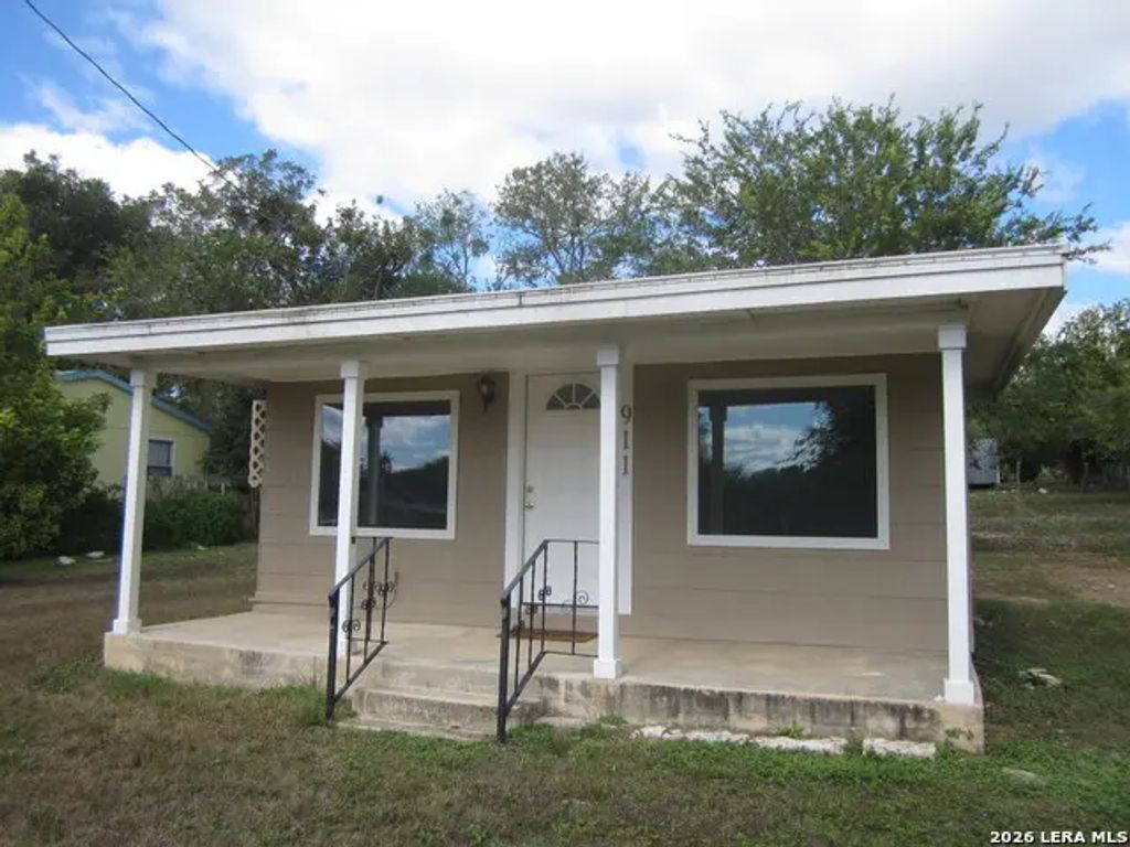 911 Cypress, Bandera