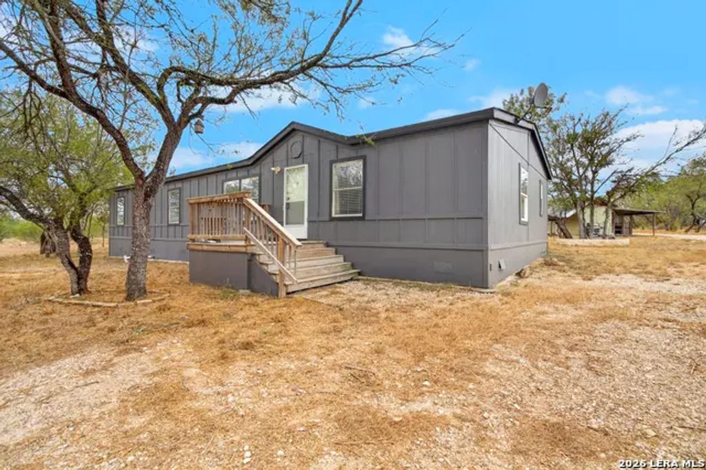 2398 County Road 306, Floresville