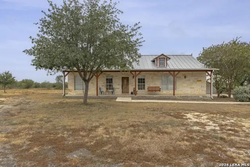 136 County Road 5781, Castroville