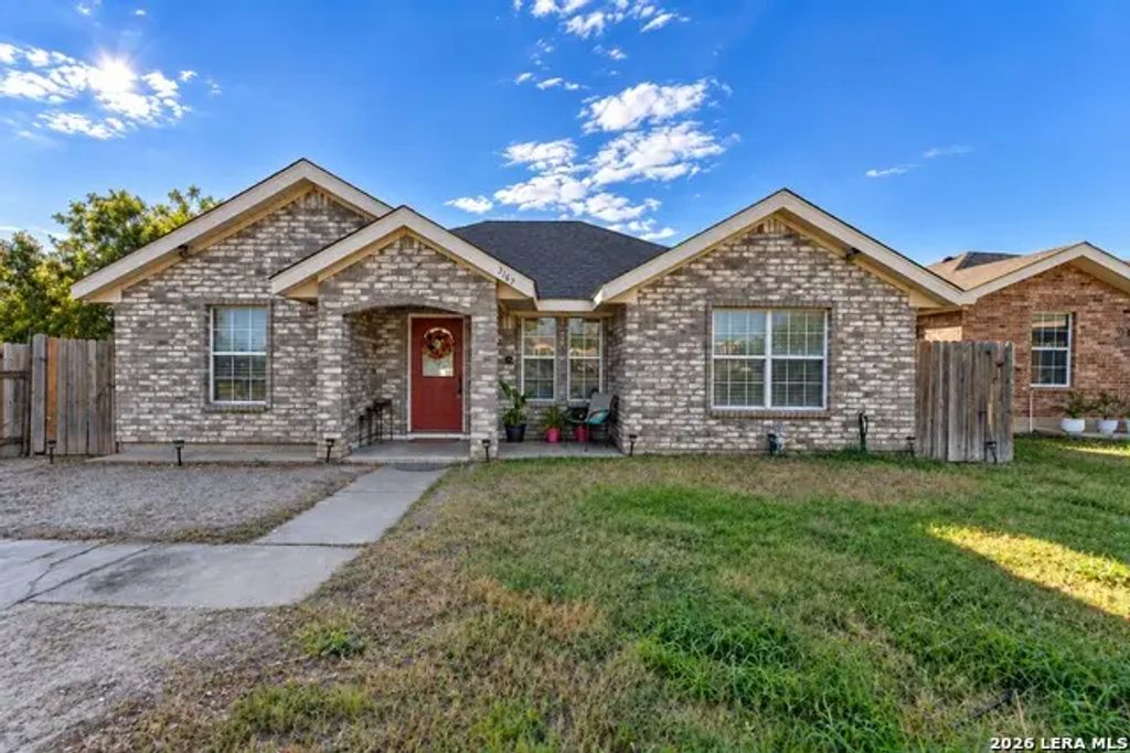 3167 Calle De Los Santos, Eagle Pass