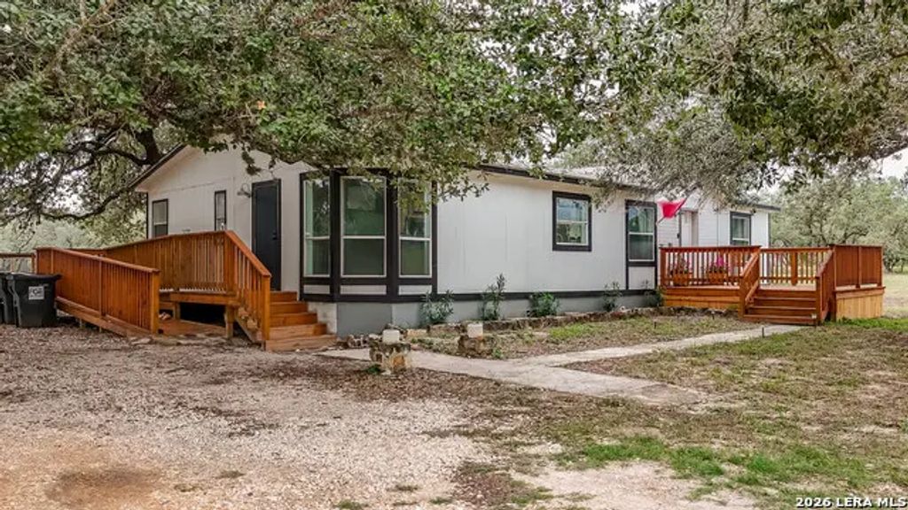 107 Harvest Ln, Floresville