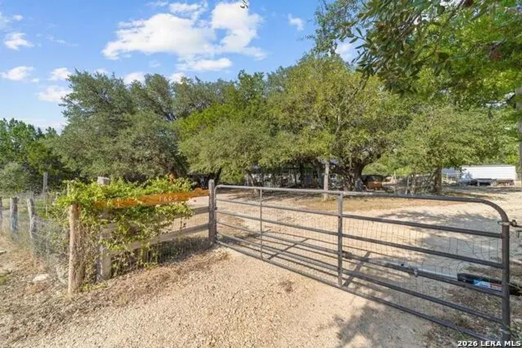 1602 Broad Oak Dr., Bandera