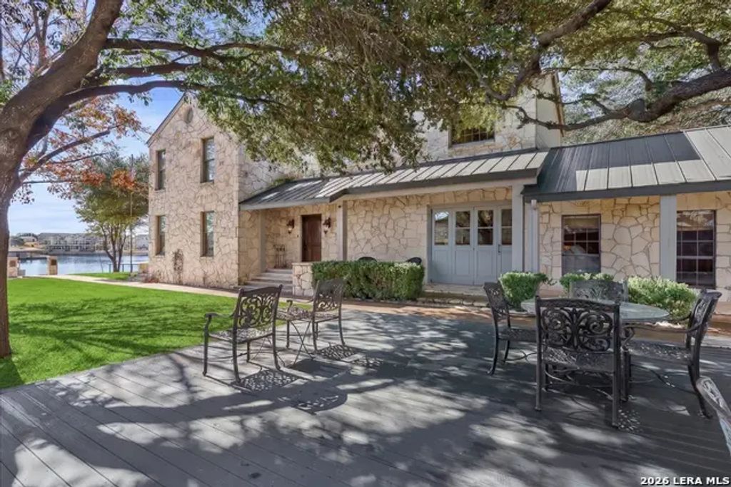 135 Perry Lane, Kingsland