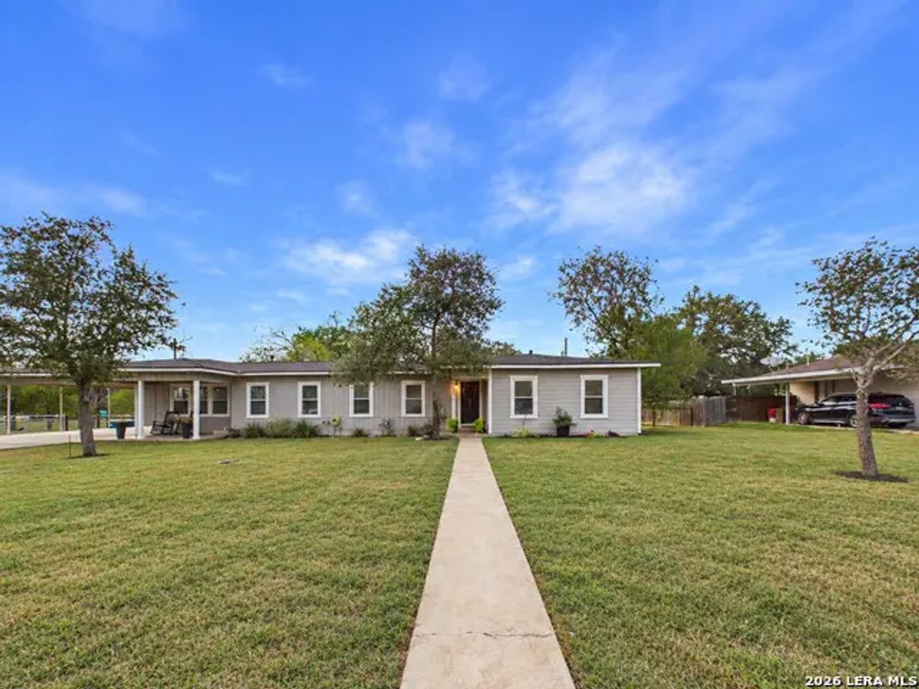 112 Live Oak, Poth