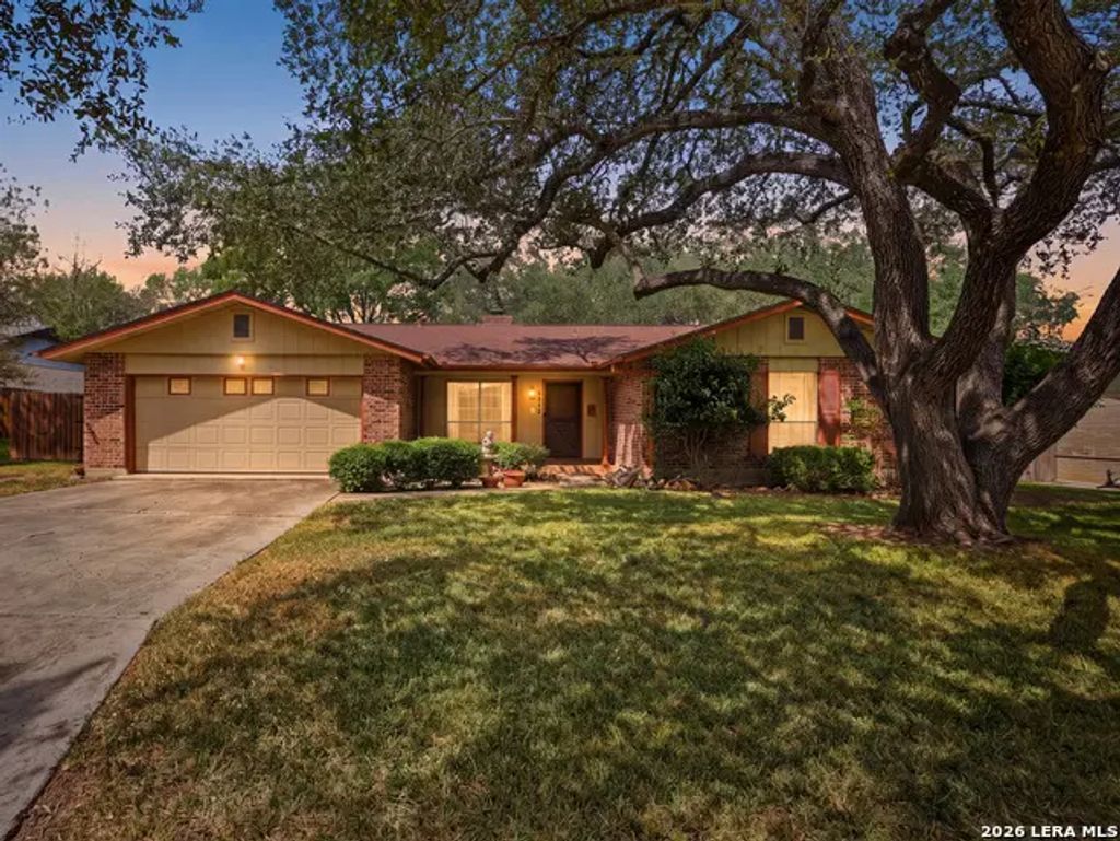 8239 Zodiac Dr, Universal City