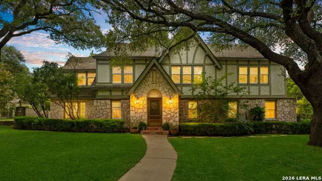 137 Park Dr, Olmos Park