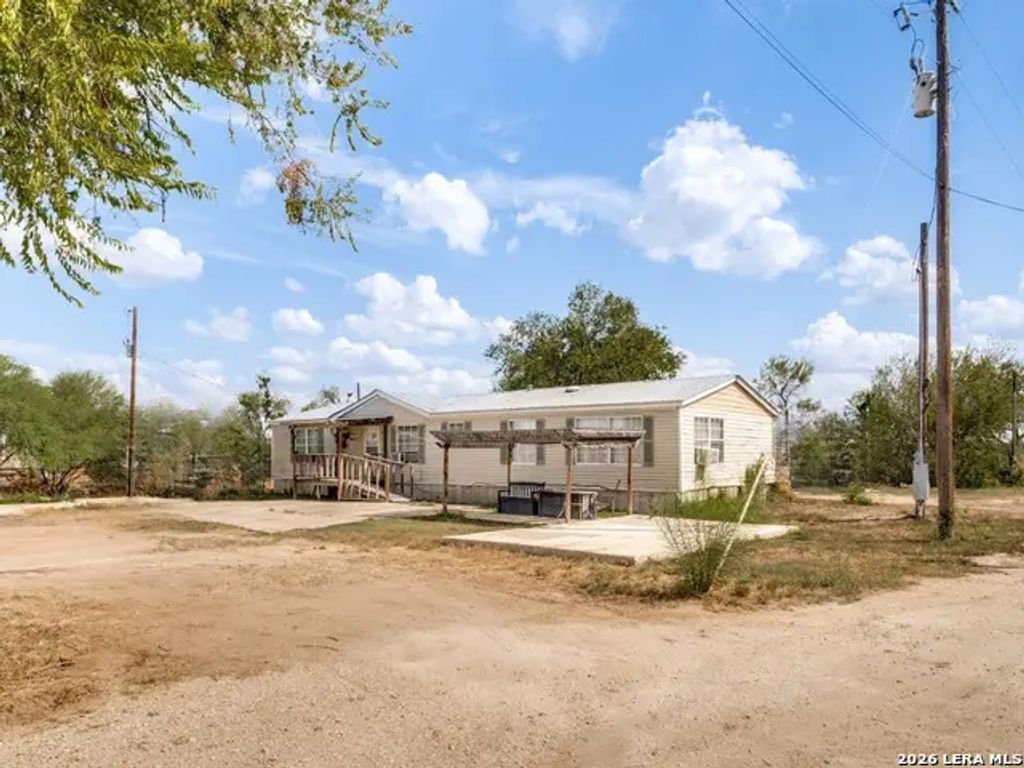 264 County Road 7710, Devine
