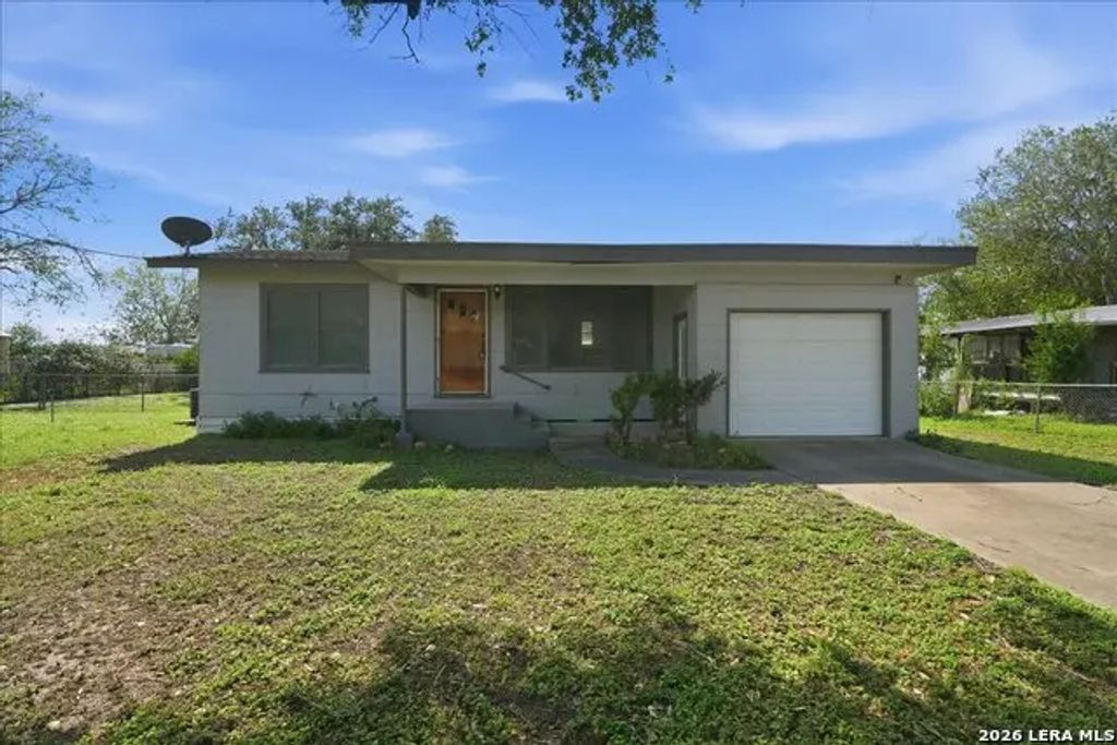 112 Charles St, George West