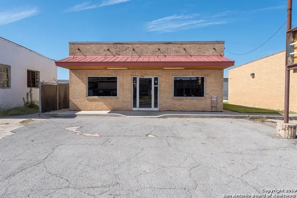 114 S Teel Dr, Devine