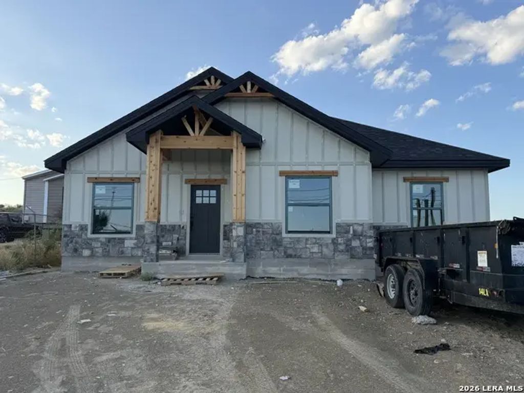 786 Molina Loop, Eagle Pass