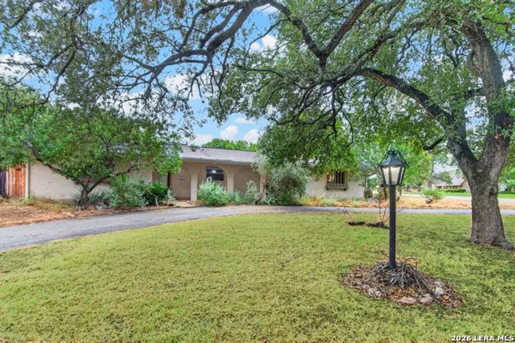 1 Buena Vista Circle, Uvalde