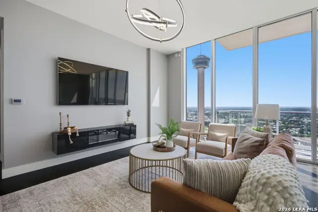 610 E Market St Unit 2605, San Antonio