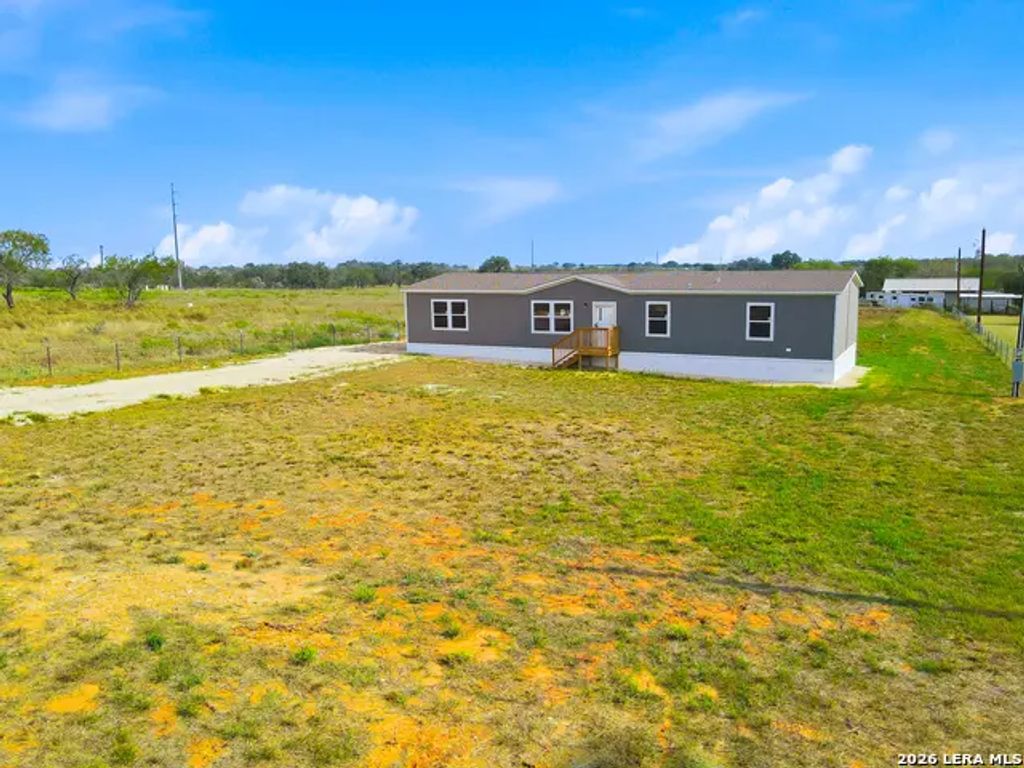 95 County Road 403, Floresville