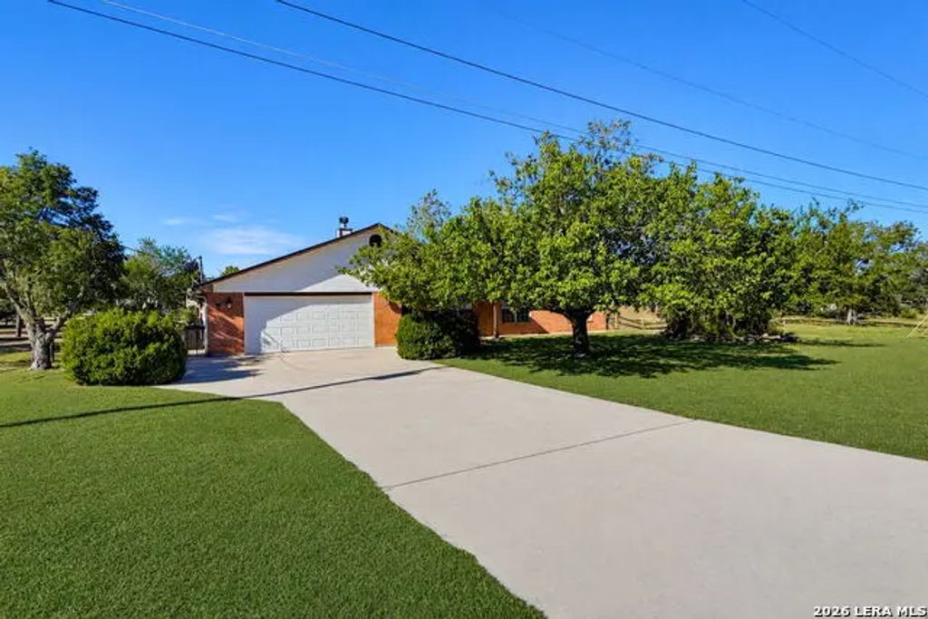 432 Knollwood Circle, Bandera