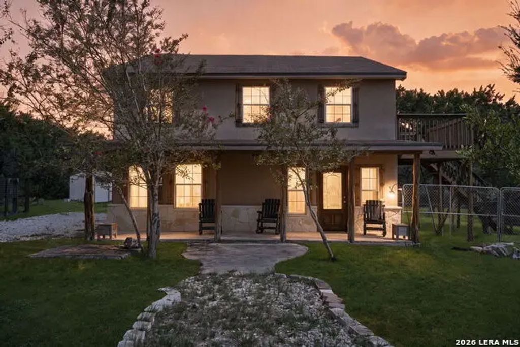 138 Comanche Path, Bandera