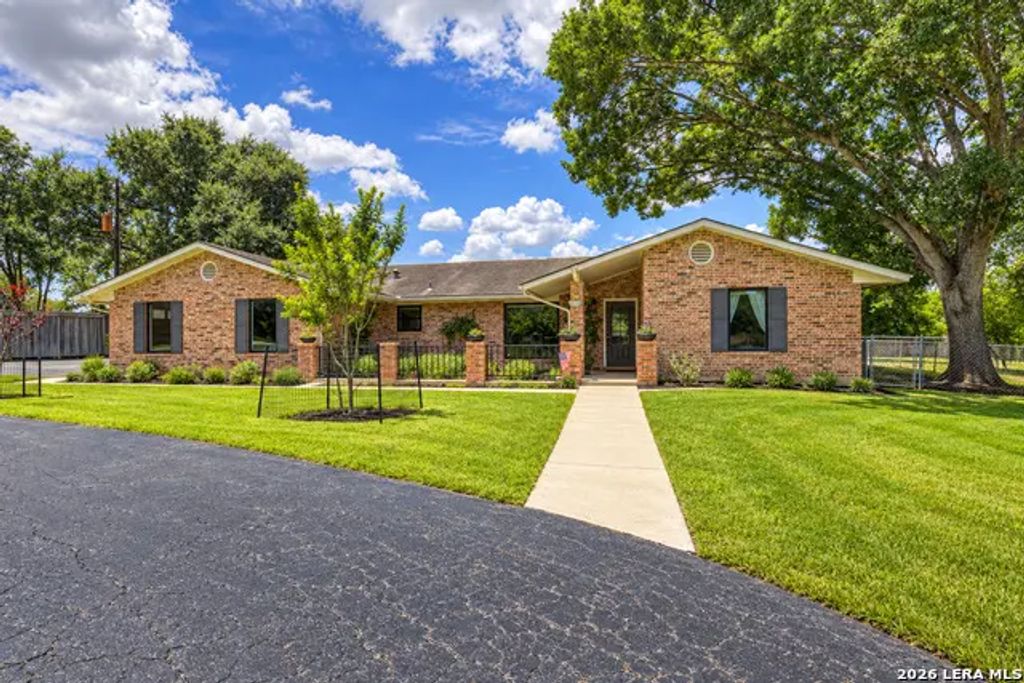 1001 Fawn Dr, Schertz