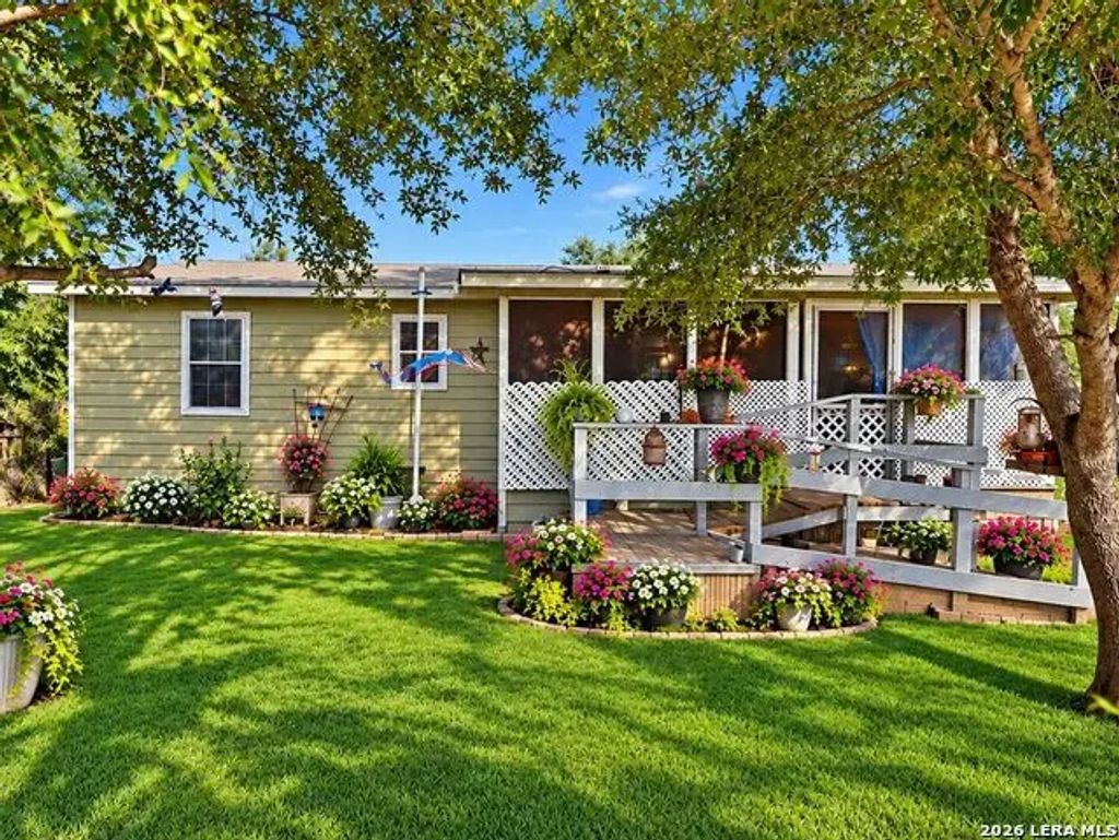 213 E 4th St, Elmendorf