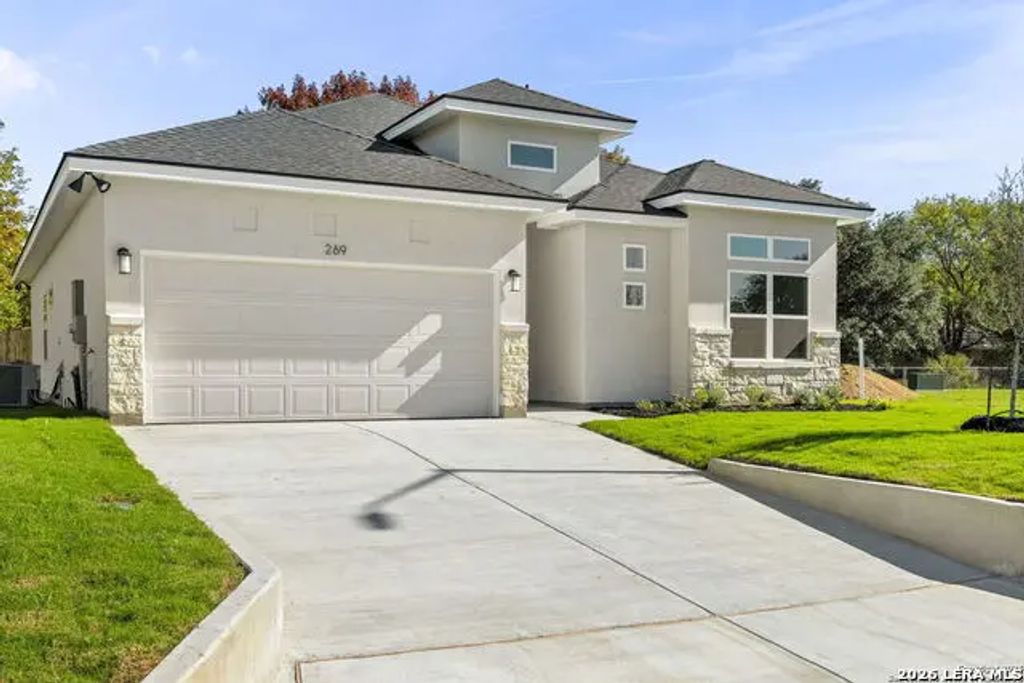 301 Club View E, Seguin