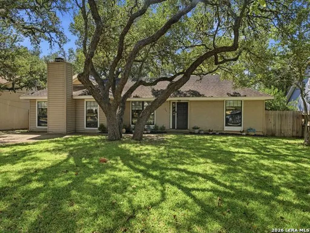 327 Deer Creek Dr, Boerne