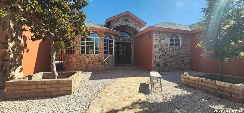 372 Jardines Verdes Dr, Eagle Pass