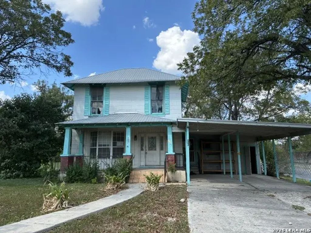136 E Doughty St, Uvalde