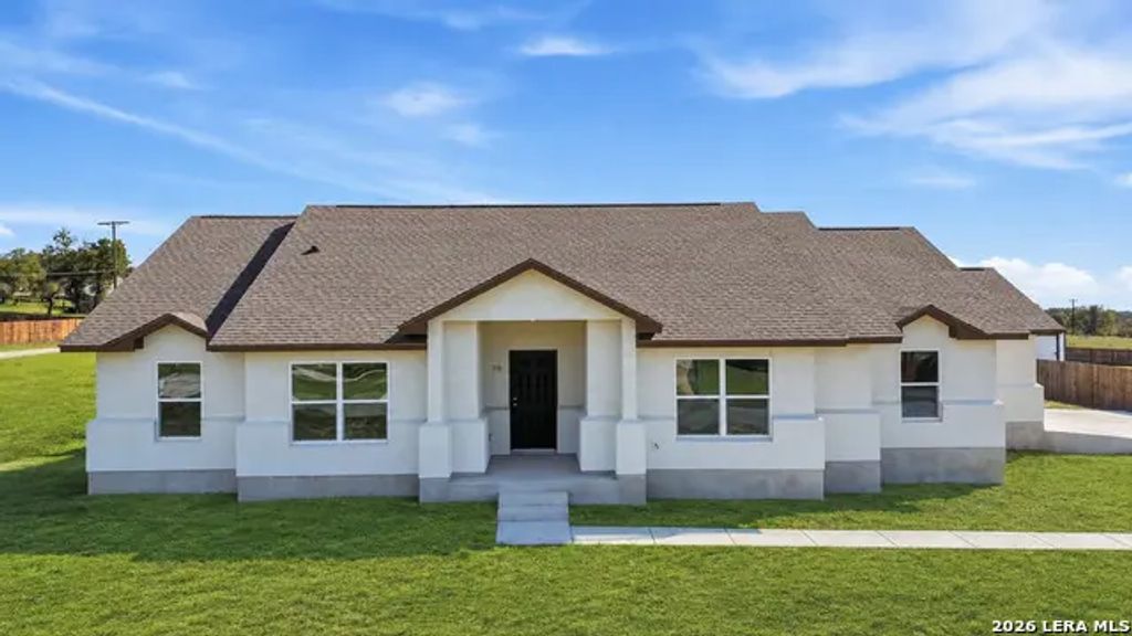 70 Log Cabin Way, Poteet