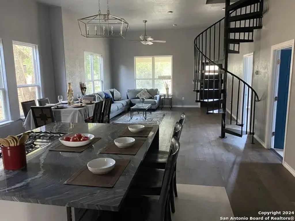 305 Spruce St, San Antonio