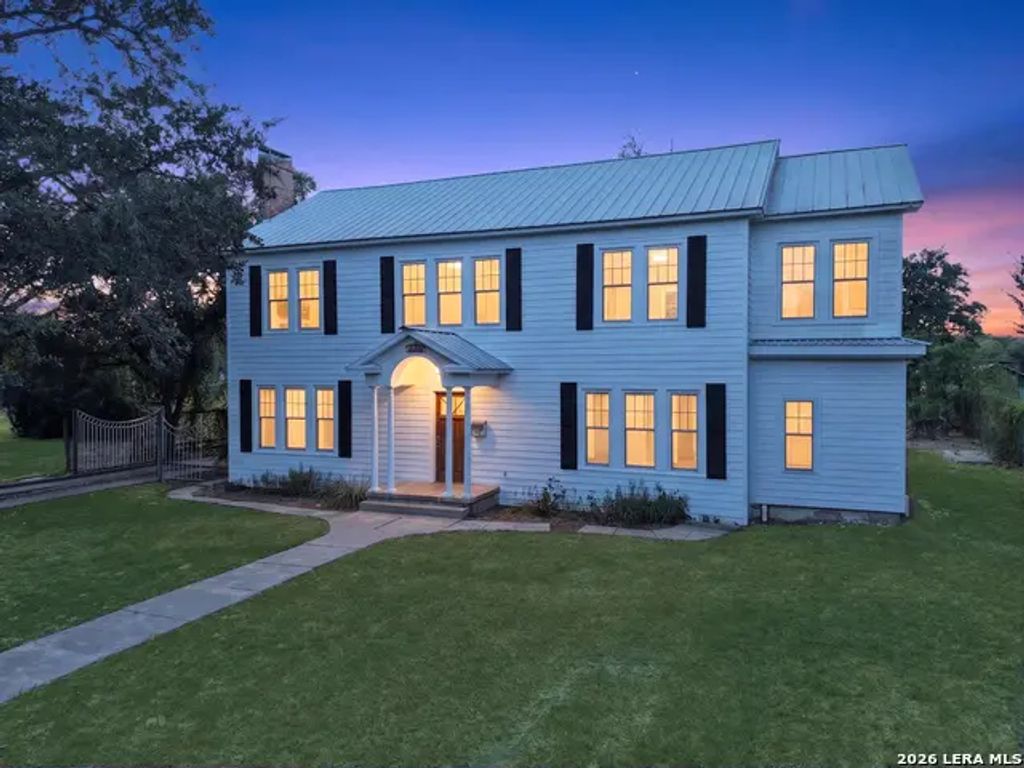 205 E Cleveland St, Beeville