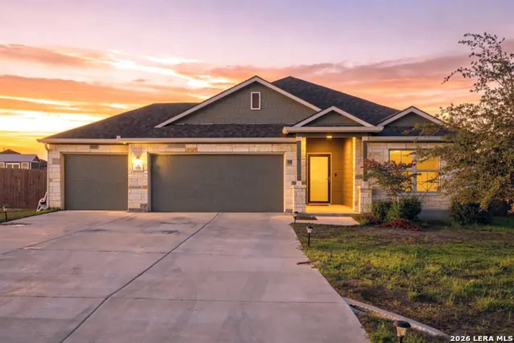 155 Arched Oak Loop, Floresville