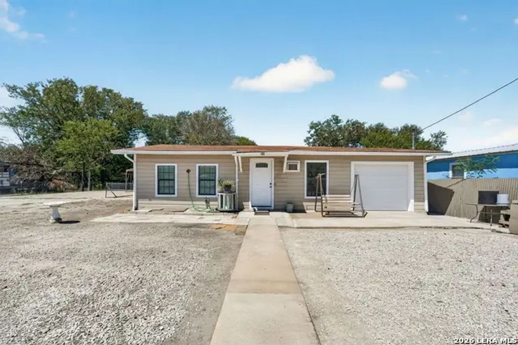 850 Fm 743, Kenedy
