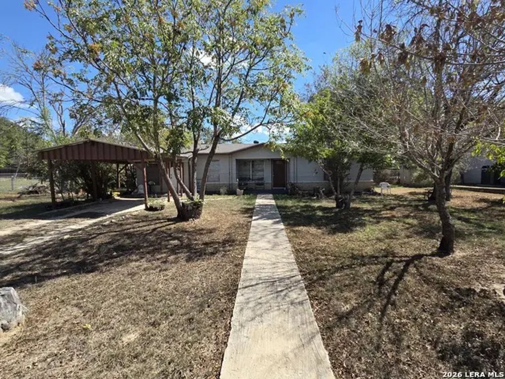 607 Hickory Hwy, Devine