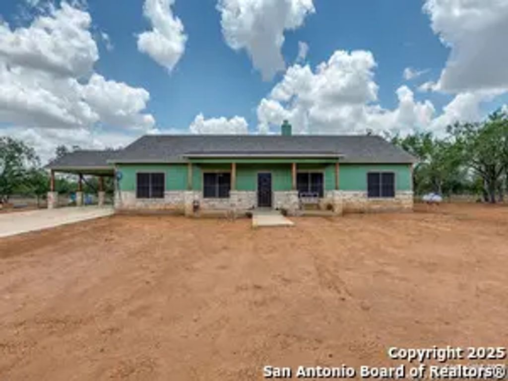 6451 Bluntzer Rd, Jourdanton