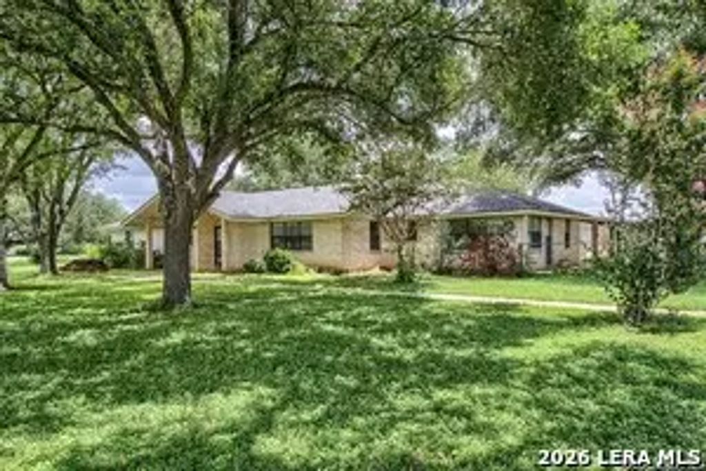 902 N Graytown Road, St Hedwig