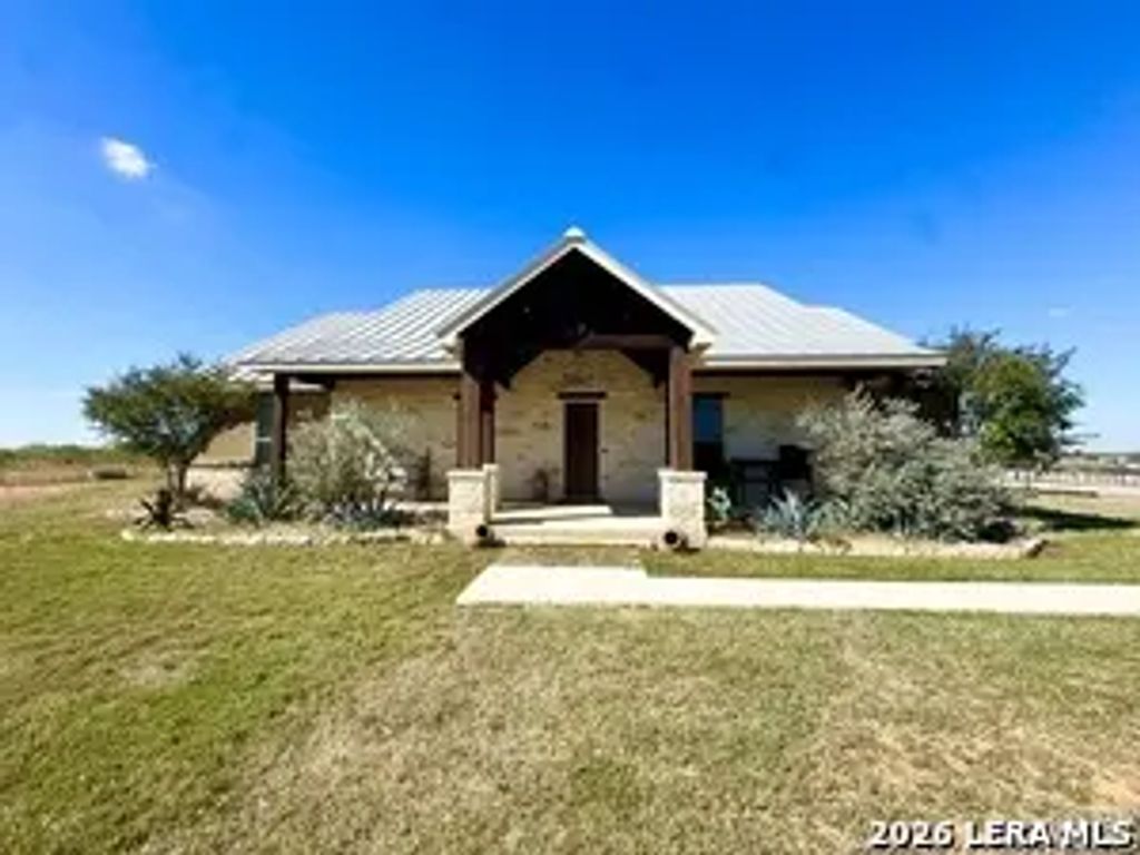 16489 Fm 472, Devine