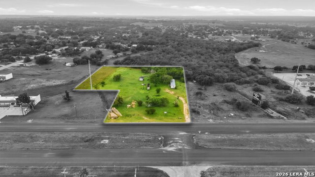 557 10th, Floresville