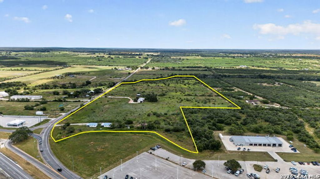 180 County Road 777, Devine