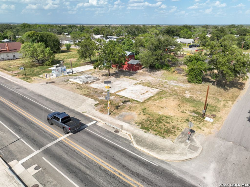606 N Center, Sabinal