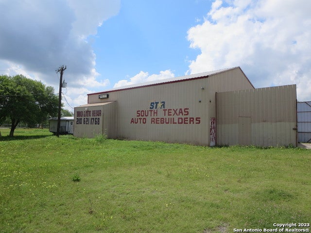 4615 S Flores Rd, Elmendorf