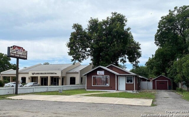 710 E Main St, Uvalde