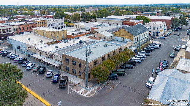 113 W Gonzales, Seguin