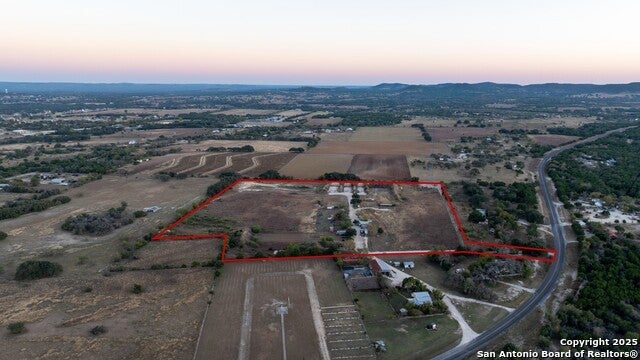 21.4 +/- Ac Fm 1077, Bandera