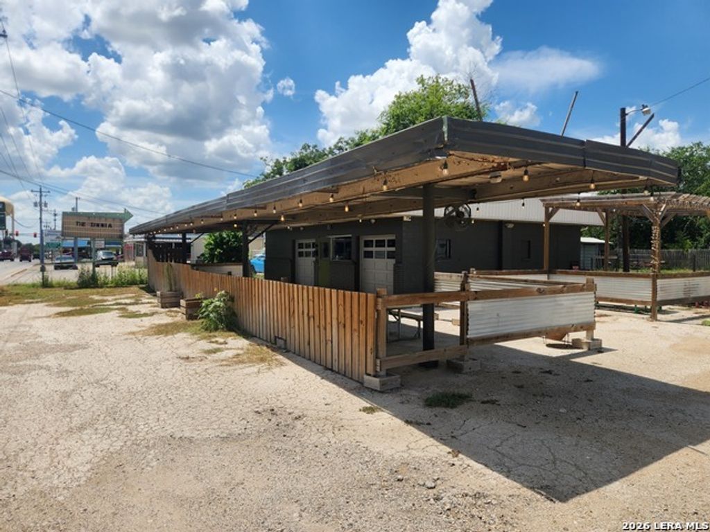 210 Kingsbury, Seguin