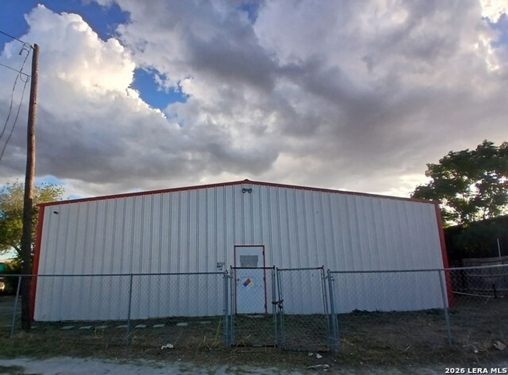 8753 N State Highway 16, Poteet